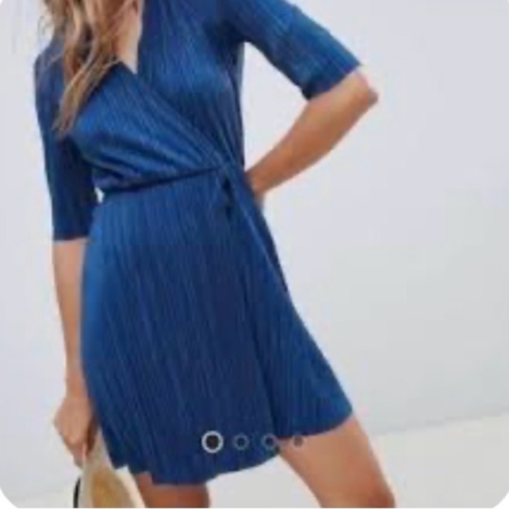 plisse quarter sleeve dress, length short, like new!